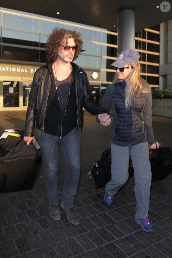 Renée Zellweger et son compagnon Doyle Bramhall II arrivent à l'aéroport LAX de Los Angeles le 24 août 2016.