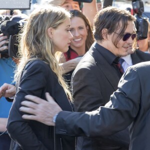 Johnny Depp et sa femme Amber Heard arrivent au tribunal de Southport pour le procès dans lequel est impliquée Amber pour avoir fait entrer sur le territoire ses chiens Pistol et Boo sans les déclarer à Southport le 18 Avril 2016.