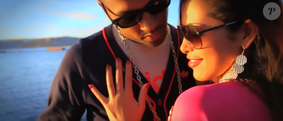 Capture d'écran d'Ayem Nour dans le clip "Toi et moi" de Colonel Reyel, en 2012.