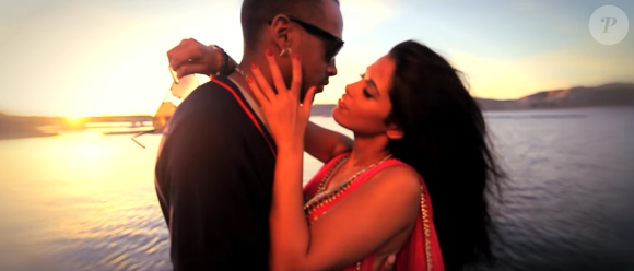 Capture d'écran d'Ayem Nour dans le clip "Toi et moi" de Colonel Reyel, en 2012.