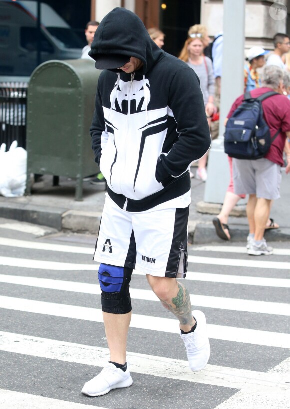 Casper Smart se promène la tête baissée et le cœur brisé dans les rues de New York. Alors que les médias spéculaient sur un éventuel mariage à venir et que des rumeurs de grossesse avaient récemment fait surface, Jennifer Lopez, la chanteuse de 47 ans, a finalement pris tout le monde de court en décidant de mettre un terme à sa relation avec le danseur. Malgré une brève séparation en 2014, le couple se fréquentait depuis cinq ans et avait récemment été photographié, complice et fusionnel. Le 25 août 2016