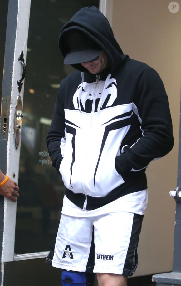 Casper Smart se promène la tête baissée et le cœur brisé dans les rues de New York. Alors que les médias spéculaient sur un éventuel mariage à venir et que des rumeurs de grossesse avaient récemment fait surface, Jennifer Lopez, la chanteuse de 47 ans, a finalement pris tout le monde de court en décidant de mettre un terme à sa relation avec le danseur. Malgré une brève séparation en 2014, le couple se fréquentait depuis cinq ans et avait récemment été photographié, complice et fusionnel. Le 25 août 2016