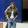 Exclusif - Jennifer Lopez lookée destroy dans la rue à Los Angeles le 1er août 2016. Elle porte un jean Gucci. © CPA / Bestimage