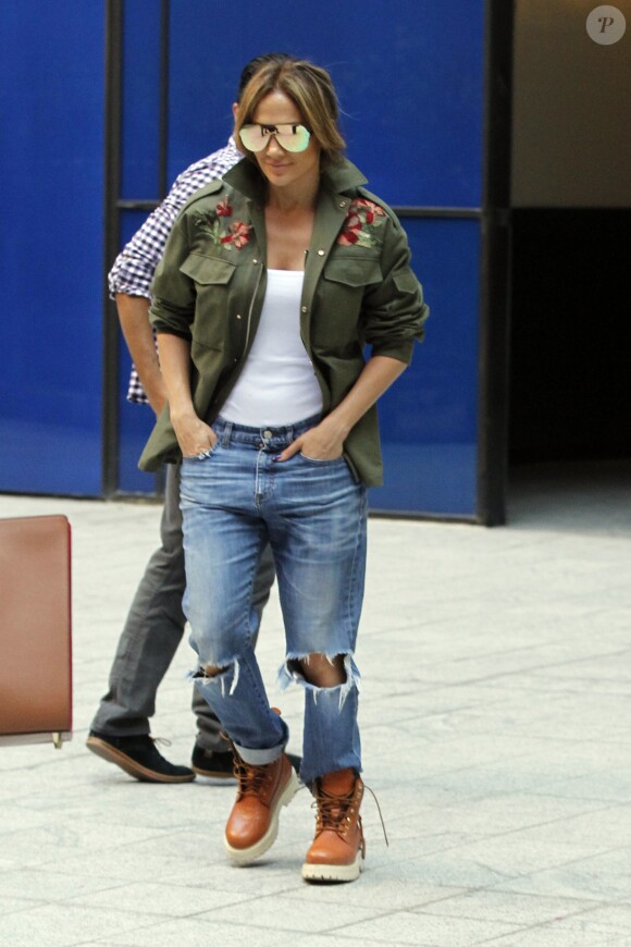 Exclusif - Jennifer Lopez lookée destroy dans la rue à Los Angeles le 1er août 2016. Elle porte un jean Gucci. © CPA / Bestimage