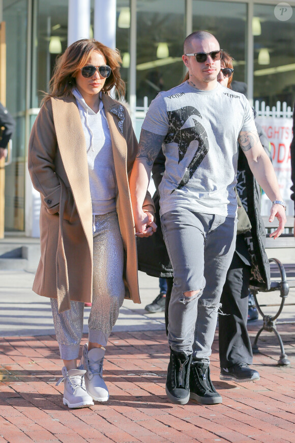 Jennifer Lopez et Casper Smart se promènent, main dans la main, dans les rues de New York, le 2 mars 2016