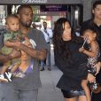 Kim Kardashian et son mari Kanye West dans les rues de New York avec leurs enfants North et Saint dans les bras, le 29 août 2016.