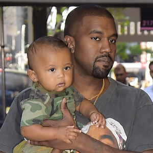 Kim Kardashian et son mari Kanye West dans les rues de New York avec leurs enfants North et Saint dans les bras, le 29 août 2016.