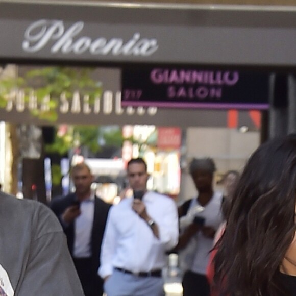 Kim Kardashian et son mari Kanye West dans les rues de New York avec leurs enfants North et Saint dans les bras, le 29 août 2016.