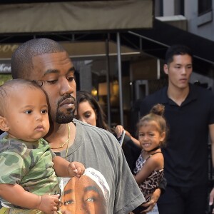 Kim Kardashian et son mari Kanye West dans les rues de New York avec leurs enfants North et Saint dans les bras, le 29 août 2016.