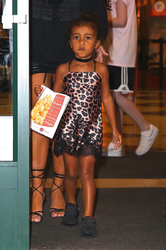 Kim Kardashian, son mari Kanye West et leur fille North à la sortie du cinéma AMC Movie Theater à New York, le 29 août 2016.