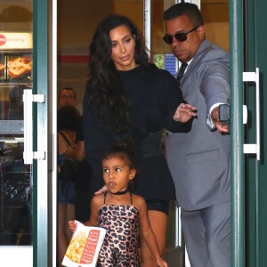 Kim Kardashian, son mari Kanye West et leur fille North à la sortie du cinéma AMC Movie Theater à New York, le 29 août 2016.