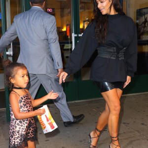 Kim Kardashian, son mari Kanye West et leur fille North à la sortie du cinéma AMC Movie Theater à New York, le 29 août 2016.
