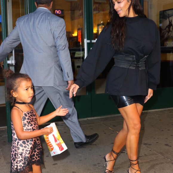 Kim Kardashian, son mari Kanye West et leur fille North à la sortie du cinéma AMC Movie Theater à New York, le 29 août 2016.