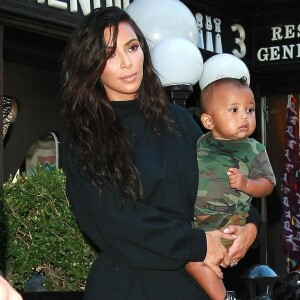 Kim Kardashian et son mari Kanye West dans les rues de New York avec leurs enfants North et Saint dans les bras, le 29 août 2016.