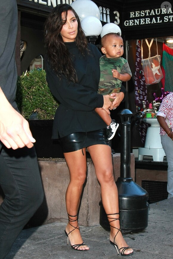 Kim Kardashian et son mari Kanye West dans les rues de New York avec leurs enfants North et Saint dans les bras, le 29 août 2016.