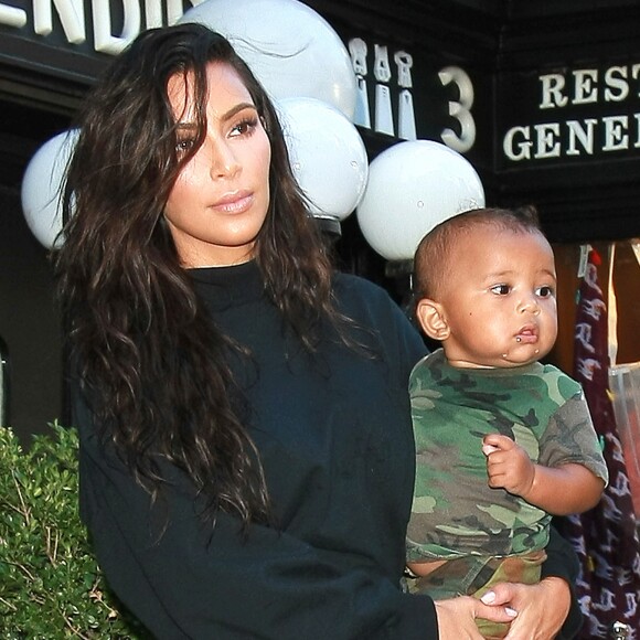 Kim Kardashian et son mari Kanye West dans les rues de New York avec leurs enfants North et Saint dans les bras, le 29 août 2016.