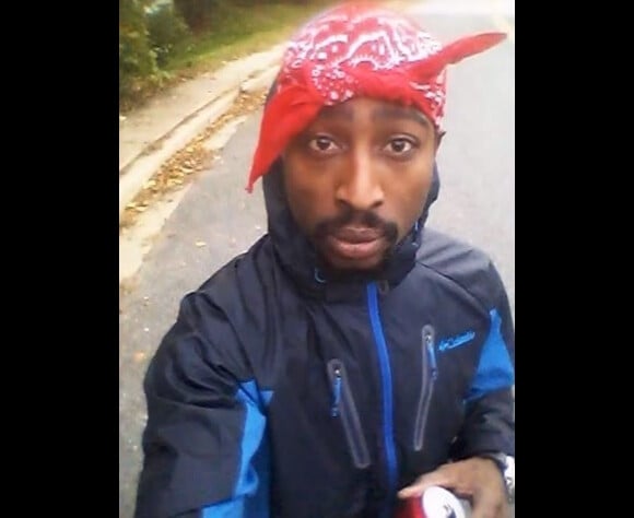 Capture d'écran d'une vidéo postée sur Youtube après qu'une photo suspecte ressemblant fortement à Tupac a été retrouvée (août 2016).