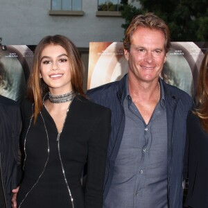 Kaia Gerber (la fille de Cindy Crawford) entourée de sa famille à la première de Sister Cities au théâtre Paramount à Hollywood, le 31 août 2016