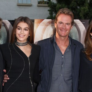 Kaia Gerber (la fille de Cindy Crawford) entourée de sa famille à la première de Sister Cities au théâtre Paramount à Hollywood, le 31 août 2016