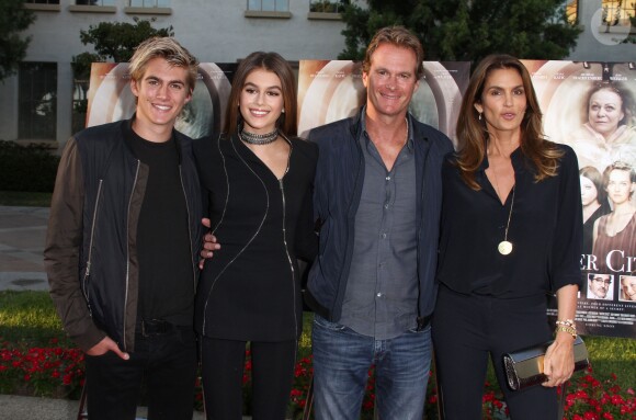 Kaia Gerber (la fille de Cindy Crawford) entourée de sa famille à la première de Sister Cities au théâtre Paramount à Hollywood, le 31 août 2016