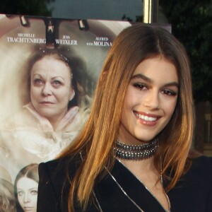 Kaia Gerber (la fille de Cindy Crawford) entourée de sa famille à la première de Sister Cities au théâtre Paramount à Hollywood, le 31 août 2016