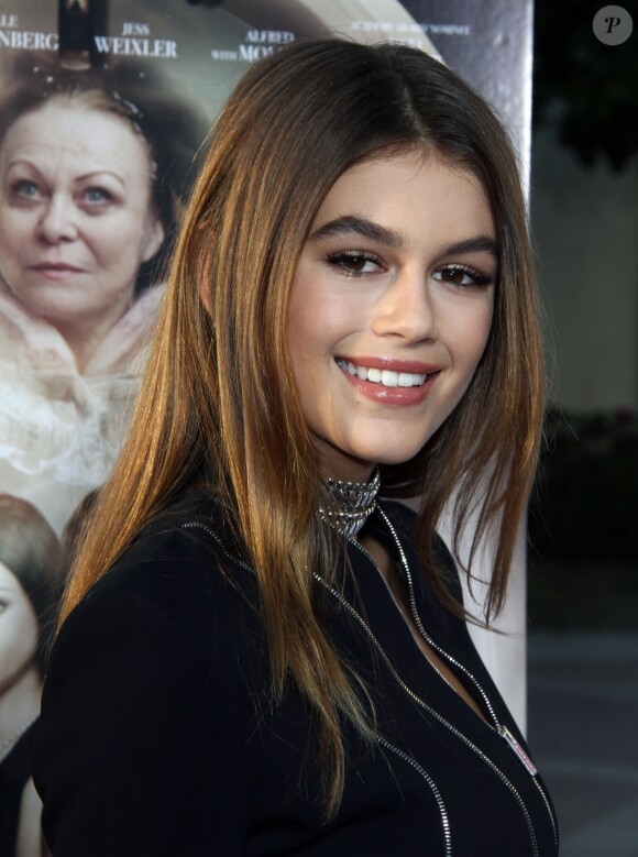 Kaia Gerber (la fille de Cindy Crawford) entourée de sa famille à la première de Sister Cities au théâtre Paramount à Hollywood, le 31 août 2016