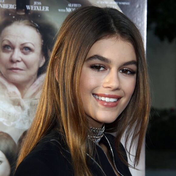 Kaia Gerber (la fille de Cindy Crawford) entourée de sa famille à la première de Sister Cities au théâtre Paramount à Hollywood, le 31 août 2016