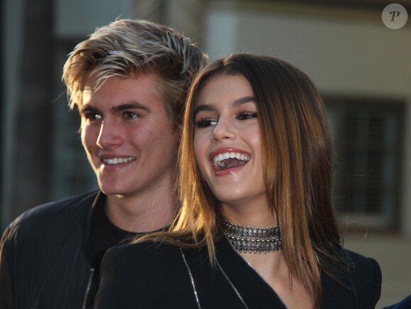 Kaia Gerber (la fille de Cindy Crawford) entourée de sa famille à la première de Sister Cities au théâtre Paramount à Hollywood, le 31 août 2016