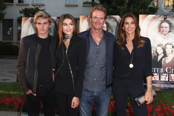 Kaia Gerber (la fille de Cindy Crawford) entourée de sa famille à la première de Sister Cities au théâtre Paramount à Hollywood, le 31 août 2016