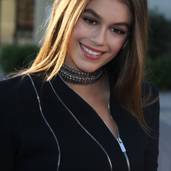 Kaia Gerber (la fille de Cindy Crawford) entourée de sa famille à la première de Sister Cities au théâtre Paramount à Hollywood, le 31 août 2016