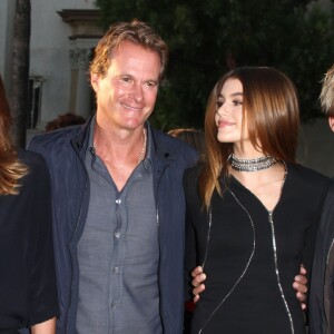 Kaia Gerber (la fille de Cindy Crawford) entourée de sa famille à la première de Sister Cities au théâtre Paramount à Hollywood, le 31 août 2016