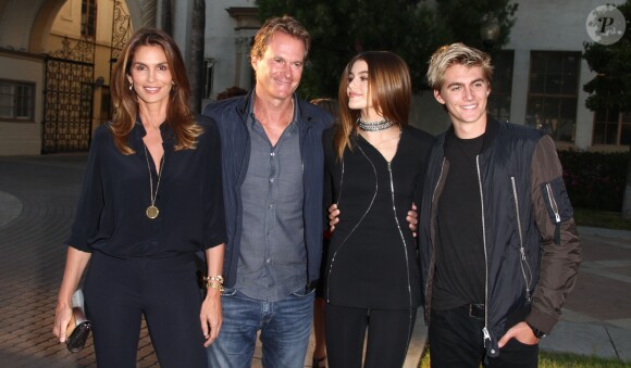 Kaia Gerber (la fille de Cindy Crawford) entourée de sa famille à la première de Sister Cities au théâtre Paramount à Hollywood, le 31 août 2016