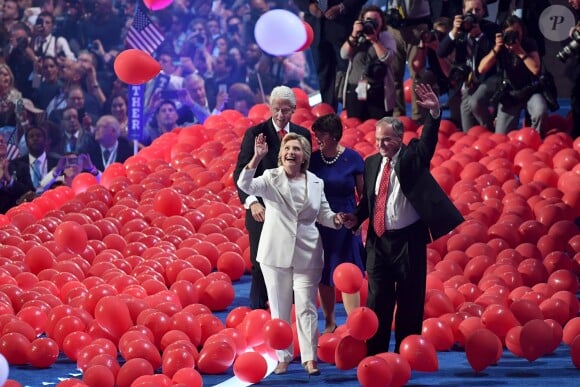 Bill Clinton, Tim Kaine (qui serait son vice-président en cas de victoire) et sa femme Anne - Hillary est investie candidate du parti lors de la cérémonie de clôture de la Convention Nationale Démocrate à Philadelphie, le 28 juillet 2016.
