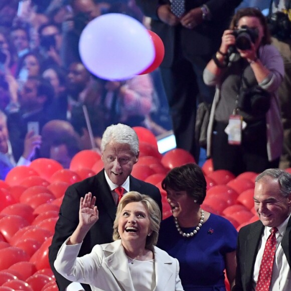 Bill Clinton, Tim Kaine (qui serait son vice-président en cas de victoire) et sa femme Anne - Hillary est investie candidate du parti lors de la cérémonie de clôture de la Convention Nationale Démocrate à Philadelphie, le 28 juillet 2016.