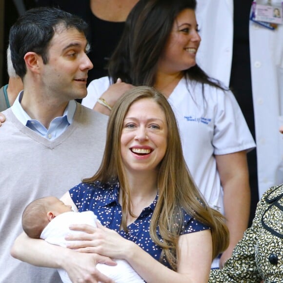 Chelsea Clinton à la sortie du Lenox Hill Hospital avec son nouveau_né Aidan, son mari Marc Mezvinsky et ses parents Hillary et Bill Clinton à New York, le 20 juin 2016.