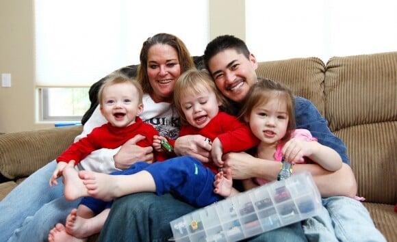 Thomas Beatie et son ex-femme Nancy, avec leurs enfants Susan, Austin et Jensen, le 6 mars 2011.