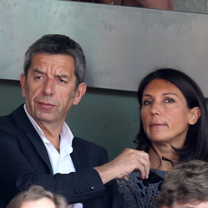 Michel Cymes et sa femme Nathalie de la Serna - People dans les tribunes lors du tournoi de tennis de Roland Garros à Paris le 30 mai 2015.