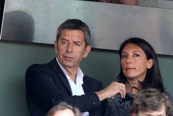 Michel Cymes et sa femme Nathalie de la Serna - People dans les tribunes lors du tournoi de tennis de Roland Garros à Paris le 30 mai 2015.