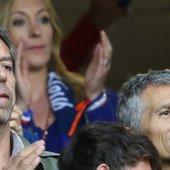 Michel Cymes et Nagui pendant le match de l'UEFA Euro 2016 France-Suisse au Stade Pierre-Mauroy à Lille, le 19 juin 2016. © Cyril Moreau/Bestimage