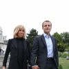 Emmanuel Macron et sa femme Brigitte Trogneux quittent la Maison de la Radio et vont déjeuner à Montmartre le 4 septembre 2016. Brigitte accompagnait son mari Emmanuel à la Maison de la radio pour faire une émission à l'invitation de France-Inter... Ensuite, comme à leur habitude ils ont été déjeuner dans leur restaurant préféré "La Cave des Abesses" puis ils se sont promenés sur la Butte Montmartre comme ils aiment le faire chaque dimanche. Le 4 septembre 2016.