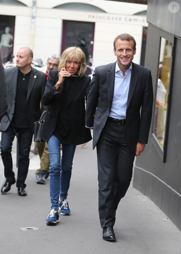Emmanuel Macron et sa femme Brigitte Trogneux quittent la Maison de la Radio et vont déjeuner à Montmartre le 4 septembre 2016. Brigitte accompagnait son mari Emmanuel à la Maison de la radio pour faire une émission à l'invitation de France-Inter... Ensuite, comme à leur habitude ils ont été déjeuner dans leur restaurant préféré "La Cave des Abesses" puis ils se sont promenés sur la Butte Montmartre comme ils aiment le faire chaque dimanche. Le 4 septembre 2016.