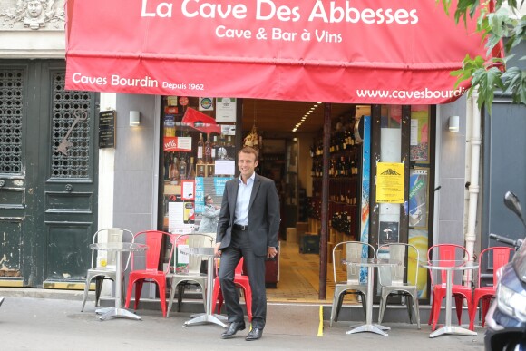 Emmanuel Macron et sa femme Brigitte Trogneux quittent la Maison de la Radio et vont déjeuner à Montmartre le 4 septembre 2016. Brigitte accompagnait son mari Emmanuel à la Maison de la radio pour faire une émission à l'invitation de France-Inter... Ensuite, comme à leur habitude ils ont été déjeuner dans leur restaurant préféré "La Cave des Abesses" puis ils se sont promenés sur la Butte Montmartre comme ils aiment le faire chaque dimanche. Le 4 septembre 2016.
