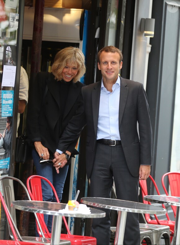 Emmanuel Macron et sa femme Brigitte Trogneux quittent la Maison de la Radio et vont déjeuner à Montmartre le 4 septembre 2016. Brigitte accompagnait son mari Emmanuel à la Maison de la radio pour faire une émission à l'invitation de France-Inter... Ensuite, comme à leur habitude ils ont été déjeuner dans leur restaurant préféré "La Cave des Abesses" puis ils se sont promenés sur la Butte Montmartre comme ils aiment le faire chaque dimanche. Le 4 septembre 2016.