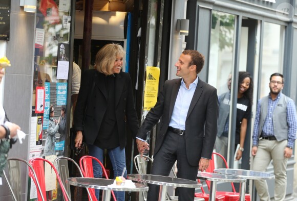 Emmanuel Macron et sa femme Brigitte Trogneux quittent la Maison de la Radio et vont déjeuner à Montmartre le 4 septembre 2016. Brigitte accompagnait son mari Emmanuel à la Maison de la radio pour faire une émission à l'invitation de France-Inter... Ensuite, comme à leur habitude ils ont été déjeuner dans leur restaurant préféré "La Cave des Abesses" puis ils se sont promenés sur la Butte Montmartre comme ils aiment le faire chaque dimanche. Le 4 septembre 2016.