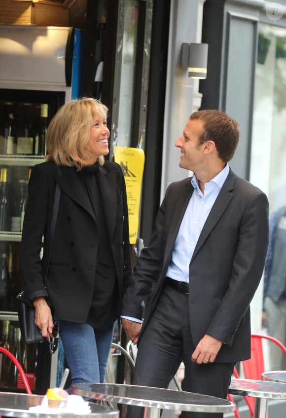Emmanuel Macron et sa femme Brigitte Trogneux quittent la Maison de la Radio et vont déjeuner à Montmartre le 4 septembre 2016. Brigitte accompagnait son mari Emmanuel à la Maison de la radio pour faire une émission à l'invitation de France-Inter... Ensuite, comme à leur habitude ils ont été déjeuner dans leur restaurant préféré "La Cave des Abesses" puis ils se sont promenés sur la Butte Montmartre comme ils aiment le faire chaque dimanche. Le 4 septembre 2016.