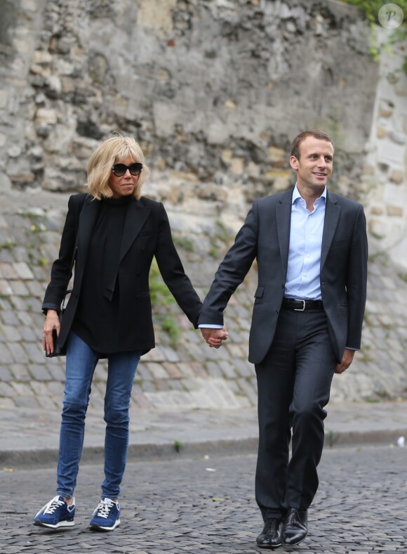 Emmanuel Macron et sa femme Brigitte Trogneux quittent la Maison de la Radio et vont déjeuner à Montmartre le 4 septembre 2016. Brigitte accompagnait son mari Emmanuel à la Maison de la radio pour faire une émission à l'invitation de France-Inter... Ensuite, comme à leur habitude ils ont été déjeuner dans leur restaurant préféré "La Cave des Abesses" puis ils se sont promenés sur la Butte Montmartre comme ils aiment le faire chaque dimanche. Le 4 septembre 2016.