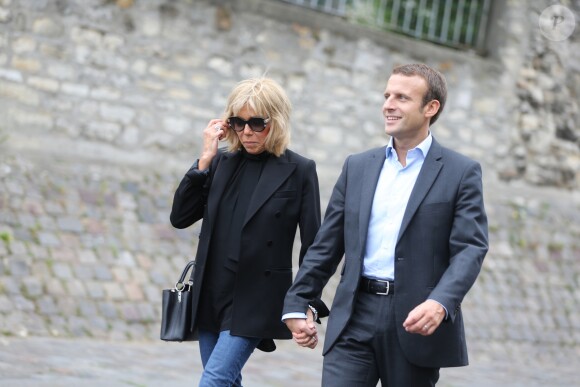 Emmanuel Macron et sa femme Brigitte Trogneux quittent la Maison de la Radio et vont déjeuner à Montmartre le 4 septembre 2016. Brigitte accompagnait son mari Emmanuel à la Maison de la radio pour faire une émission à l'invitation de France-Inter... Ensuite, comme à leur habitude ils ont été déjeuner dans leur restaurant préféré "La Cave des Abesses" puis ils se sont promenés sur la Butte Montmartre comme ils aiment le faire chaque dimanche. Le 4 septembre 2016.