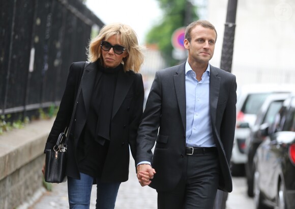 Emmanuel Macron et sa femme Brigitte Trogneux quittent la Maison de la Radio et vont déjeuner à Montmartre le 4 septembre 2016. Brigitte accompagnait son mari Emmanuel à la Maison de la radio pour faire une émission à l'invitation de France-Inter... Ensuite, comme à leur habitude ils ont été déjeuner dans leur restaurant préféré "La Cave des Abesses" puis ils se sont promenés sur la Butte Montmartre comme ils aiment le faire chaque dimanche. Le 4 septembre 2016.