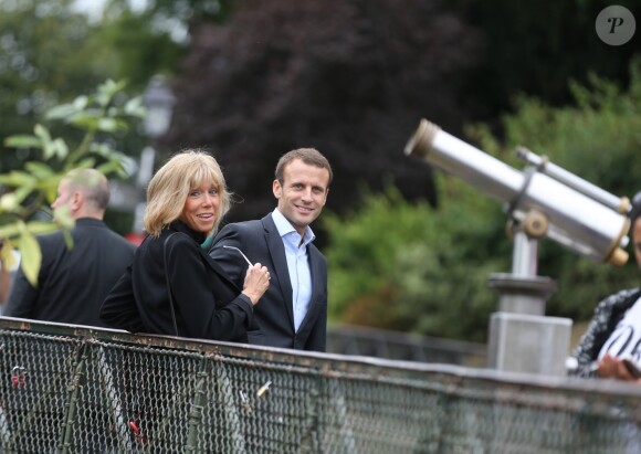 Emmanuel Macron et sa femme Brigitte Trogneux quittent la Maison de la Radio et vont déjeuner à Montmartre le 4 septembre 2016. Brigitte accompagnait son mari Emmanuel à la Maison de la radio pour faire une émission à l'invitation de France-Inter... Ensuite, comme à leur habitude ils ont été déjeuner dans leur restaurant préféré "La Cave des Abesses" puis ils se sont promenés sur la Butte Montmartre comme ils aiment le faire chaque dimanche. Le 4 septembre 2016.