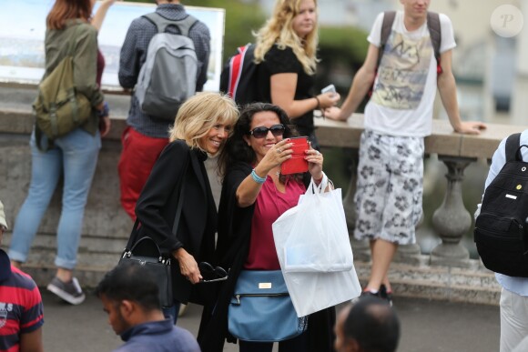 Emmanuel Macron et sa femme Brigitte Trogneux quittent la Maison de la Radio et vont déjeuner à Montmartre le 4 septembre 2016. Brigitte accompagnait son mari Emmanuel à la Maison de la radio pour faire une émission à l'invitation de France-Inter... Ensuite, comme à leur habitude ils ont été déjeuner dans leur restaurant préféré "La Cave des Abesses" puis ils se sont promenés sur la Butte Montmartre comme ils aiment le faire chaque dimanche. Le 4 septembre 2016.